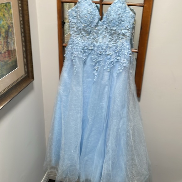 Stunning Ellie Wilde formal gown. - Picture 10 of 13